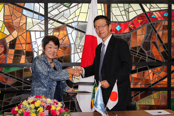 Cérémonie de signature pour le lancement du projet pour la construction de la paix et la prévention de l'extrémisme violent par l'UNESCO-IIBA et l'Ambassade du Japon